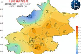 ?恩比德从文班旁边走过 偷偷比身高发现自己矮一头满脸震惊